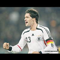 Ballack kaptan olarak kald�