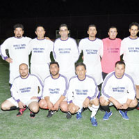 Sa�l�k �al��anlar� hal� sahada terliyor