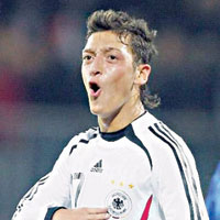 Mesut, Messi'ye kar�� 