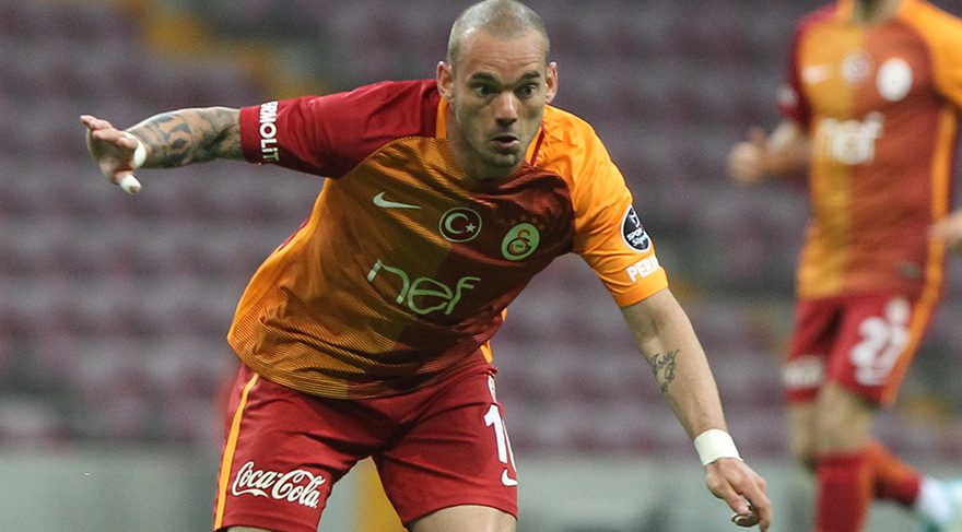 Sneijder’in menajeri Albers patlad�: Sayg�s�zl�k!