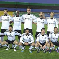 Kartal sahaya iniyor