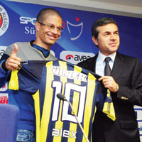 Alex de Souza ile 2 y�l daha