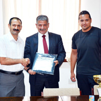 G�nd�z, minik voleybolcular� kabul etti