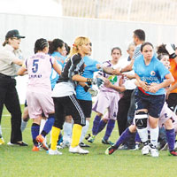 Bayan Futbolu cezaland�r�ld�! 