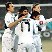 Kara Kartal �n�n�'ye iniyor 