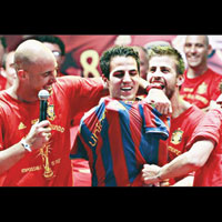 Fabregas'a Bar�a formas� giydirdiler 