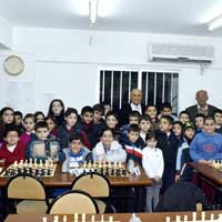 38 minik satran oynuyor