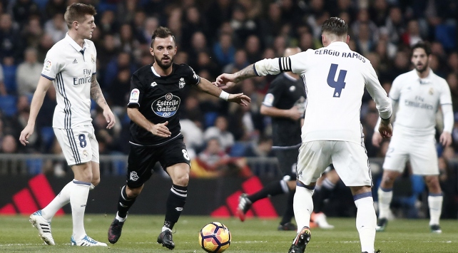 Emre �olak 3. kez en iyi futbolcu se�ildi