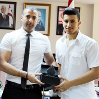 Cahito�lu, �zorun’a plaket takdim etti 