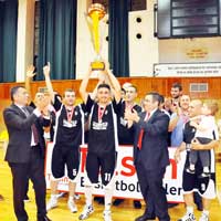 Kartal �ampiyonlu�a u�tu