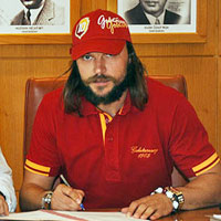 Ujfalusi'den iki y�ll�k imza