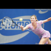 Sharapova ilk turda havlu att� 